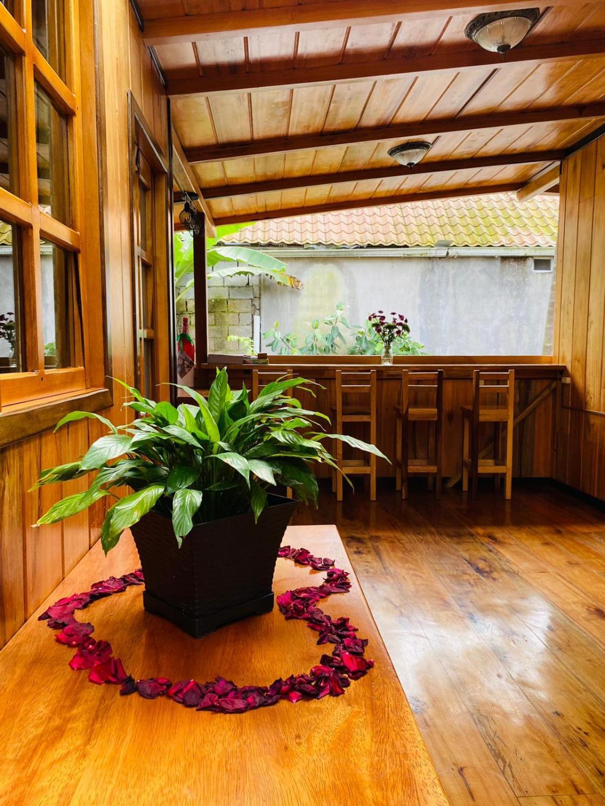 Guayabo Hostal Mindo Exterior photo